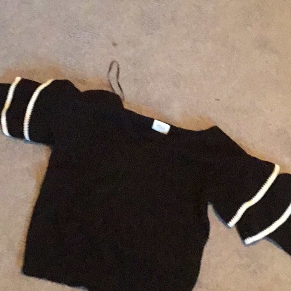 Cute black and white v neck-sweater